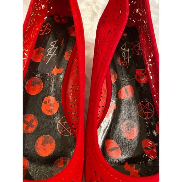 Red velvet skull shoes. - Picture 2 of 3